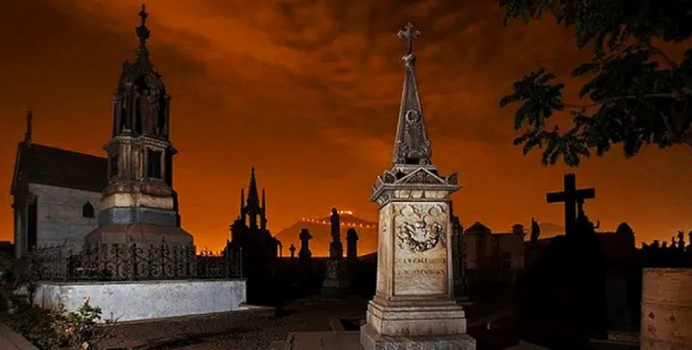Museo Cementerio Presbítero Maestro de noche
