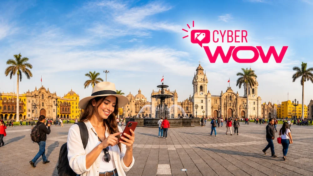 Turista utilizando su smartphone para consultar mapas durante un recorrido por la Plaza Mayor de Lima